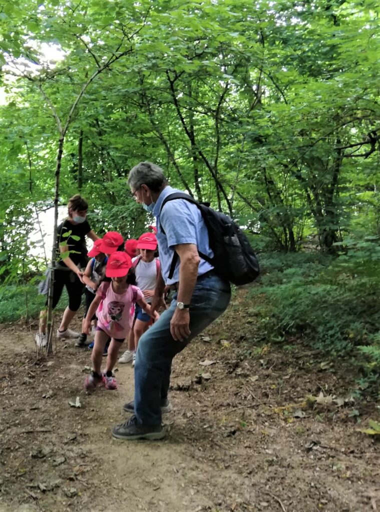 bambini chivasso sul sentiero nel bosco