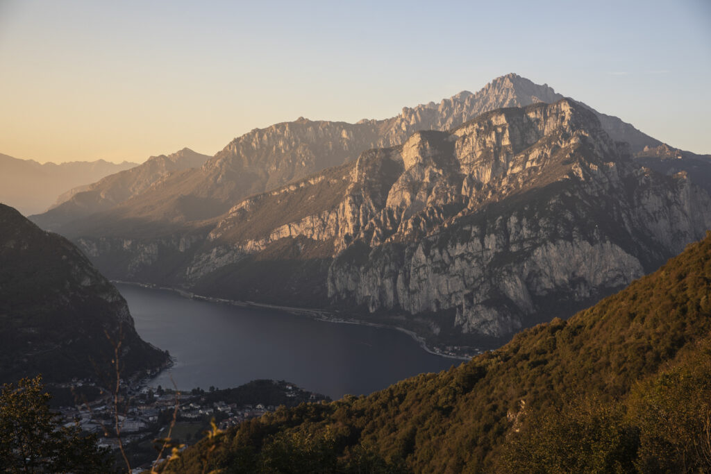 Panorama sul lago di Lecco e vista della bastinata del Monte San Martino © Massimo Colombo