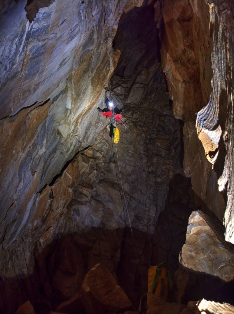 Buca sopra la cava bassa. Discesa di un pozzo