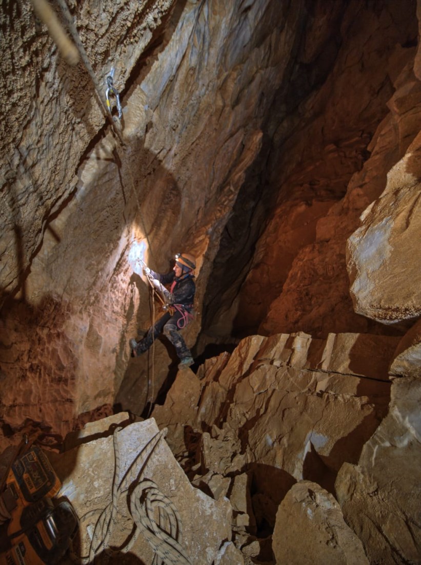 Buca sopra la cava bassa. Esplorazione