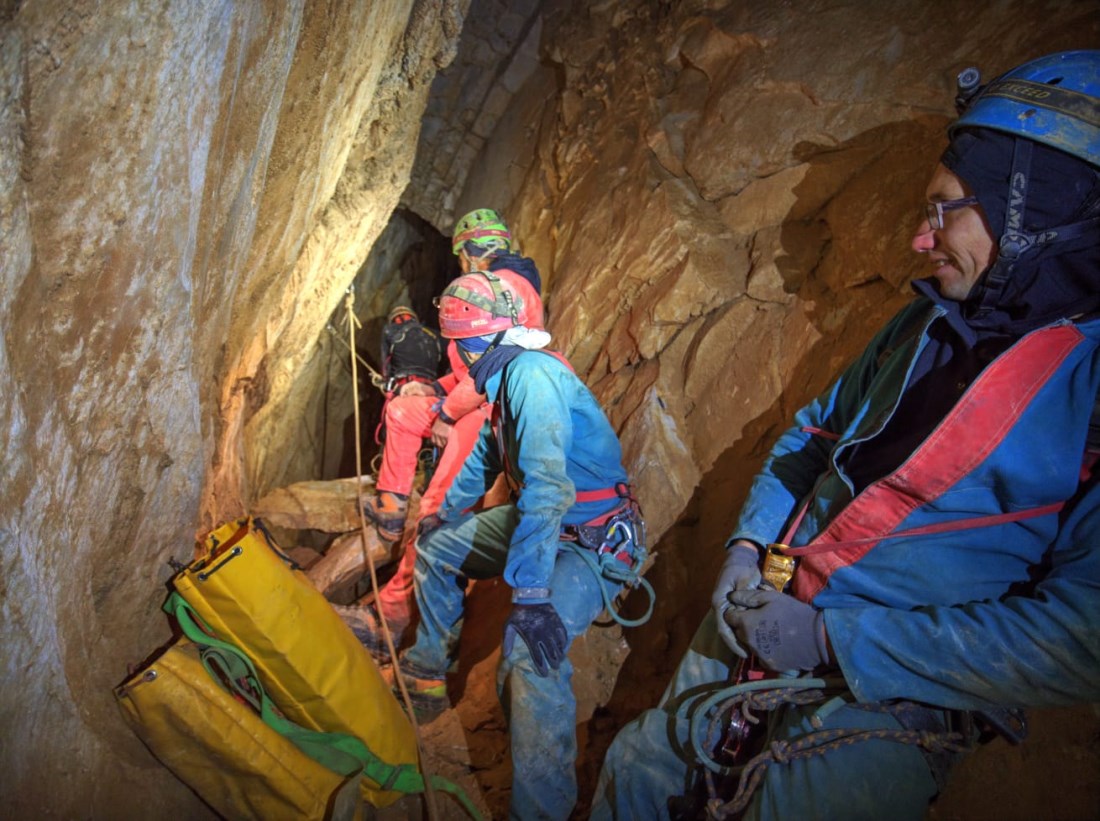 Buca sopra la cava bassa. Speleologi in esplorazione