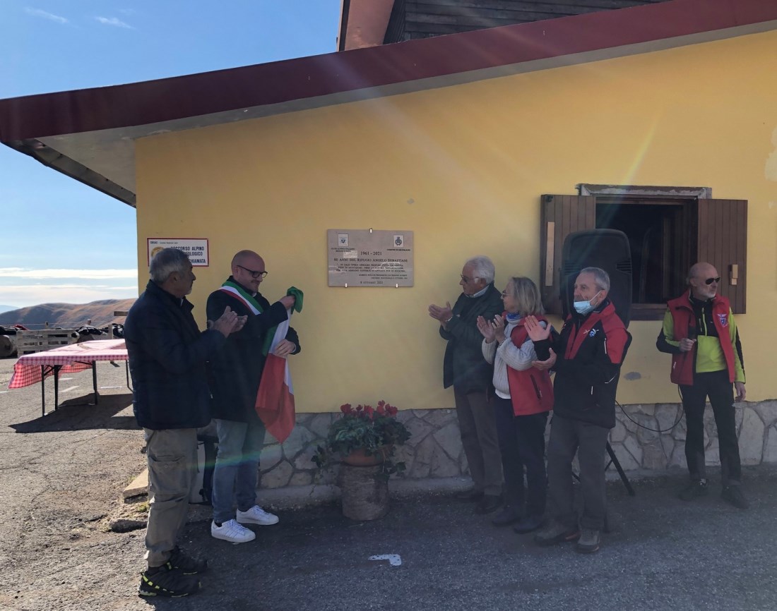 Scoprimento targa rifugio sebastiani