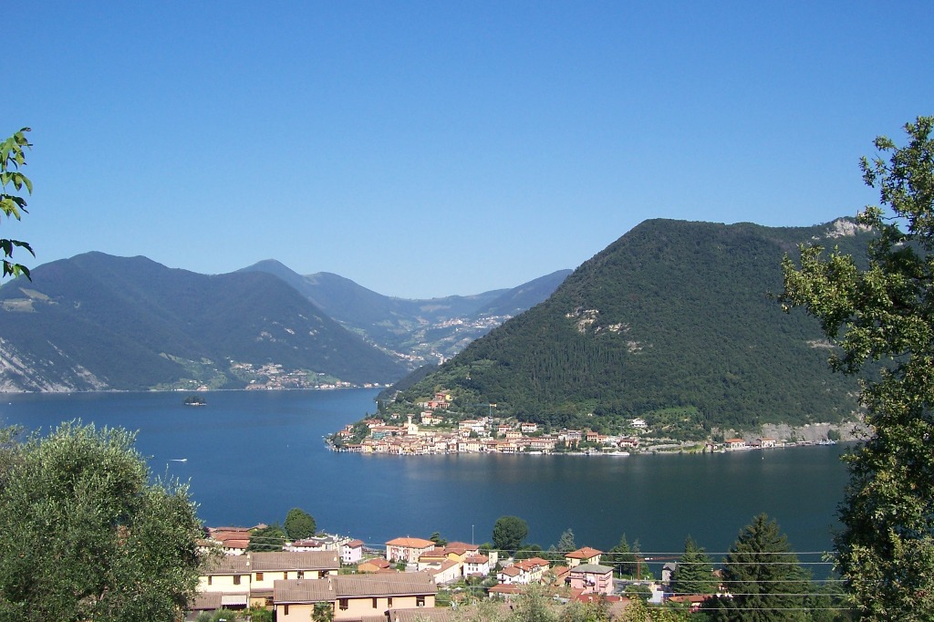 Panorama di Monte Isola da Sulzano © Luca Giarelli - Wiki Commons