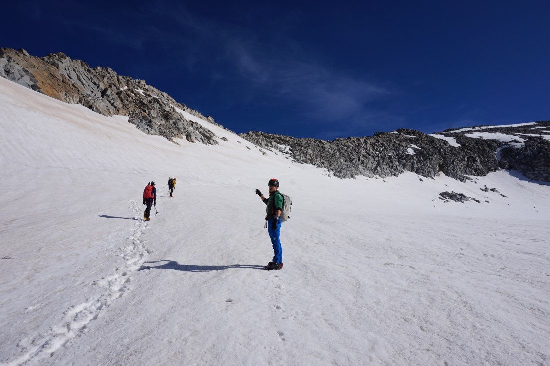 Adamello - Via Terzulli - Fabrizio Andreoli sul nevaio che precede la vetta