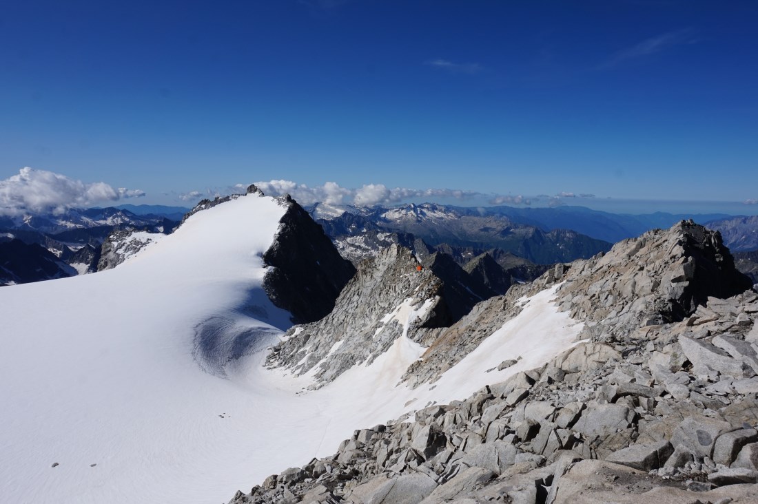 Adamello - Via Terzulli - Il Bivacco Ugolini e alla sua sinistra il Passo Adamello