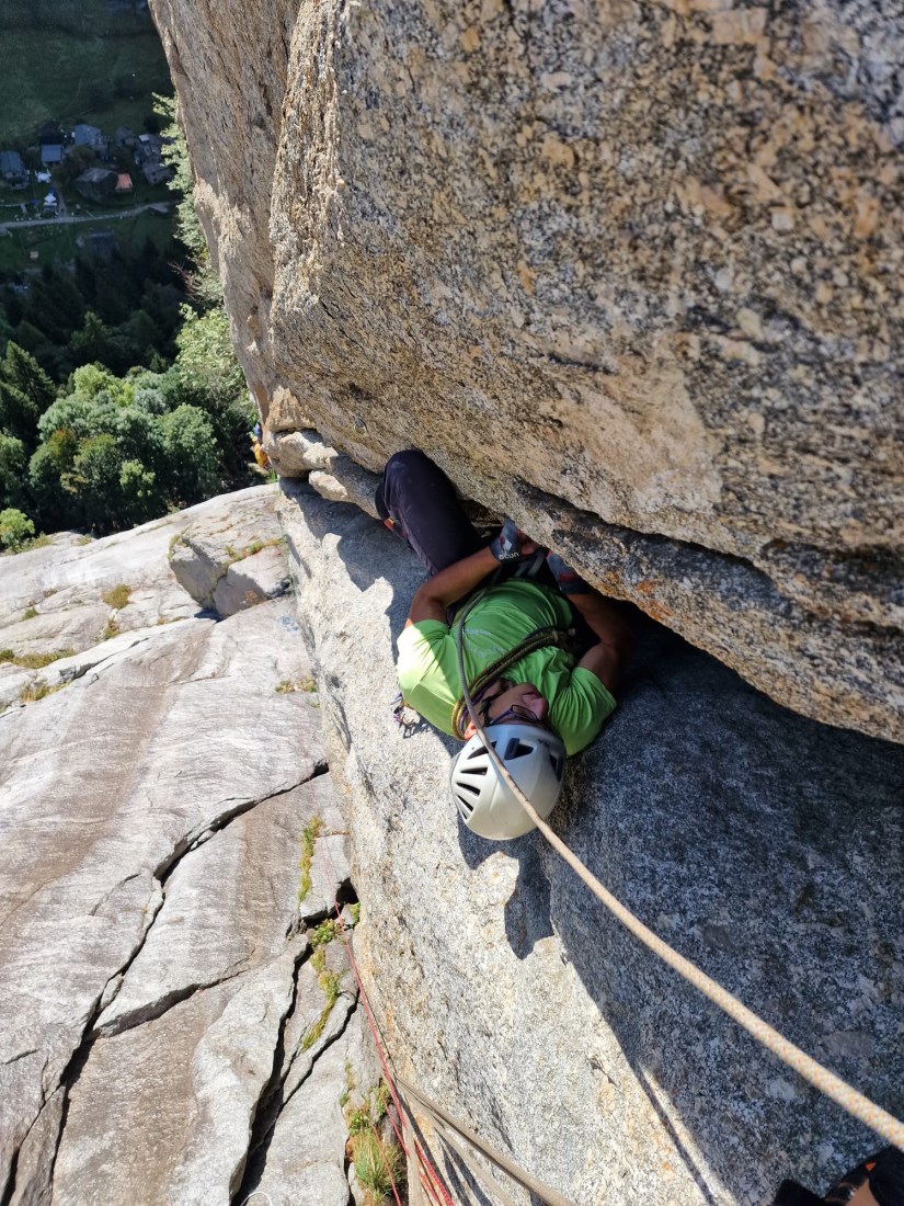 Val di Mello/Dimore degli Dei - Via Gallina dalle ovaie d'oro - Riccardo Volpiano in arrampicata