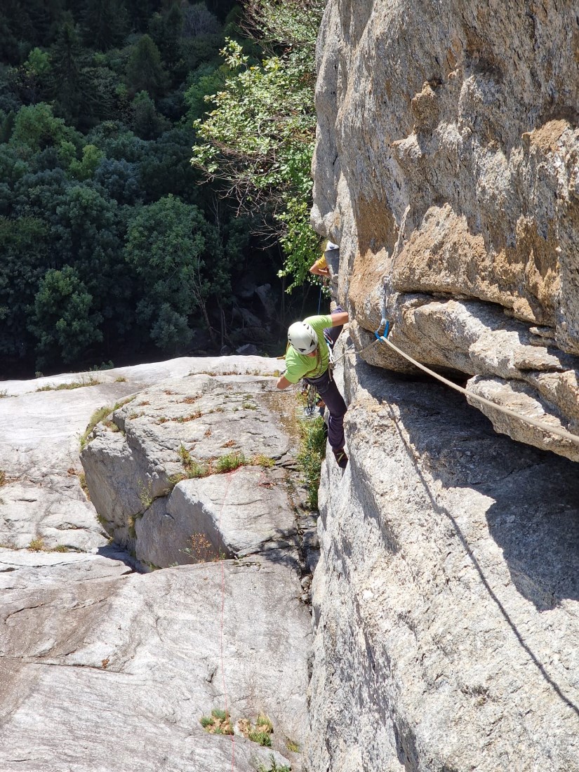 Val di Mello/Dimore degli Dei - Via Gallina dalle ovaie d'oro - Riccardo Volpiano in arrampicata