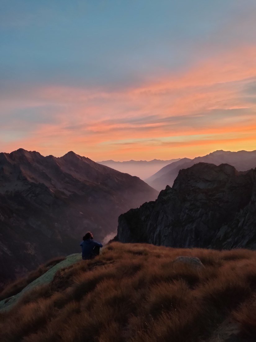 Marco Cordin in assetto contemplativo al tramonto la sera prima di ripetere la via