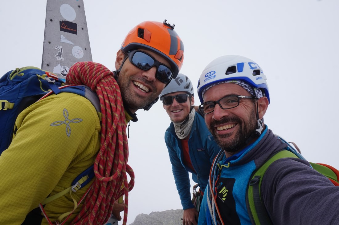 Luca Bono, Hubert Bailloux e Matteo Bertolotti in vetta al Pizzo Badile dopo aver ripetuto la via Cassin