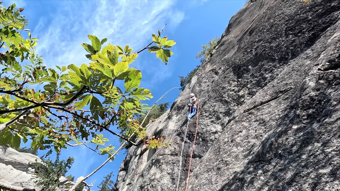 Val di Mello/Scoglio delle Metamorfosi - Via Viaggio nell'iperspazio - Luca Ducoli in arrampicata