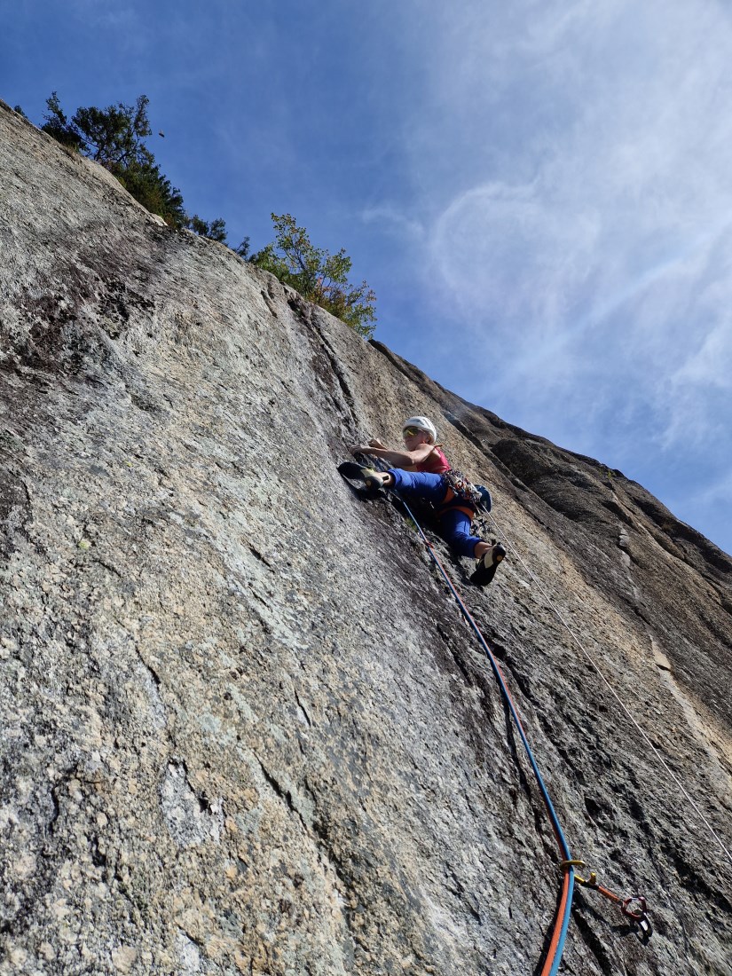 Val di Mello/Scoglio delle Metamorfosi - Via Viaggio nell'iperspazio - Federica Mingolla in arrampicata