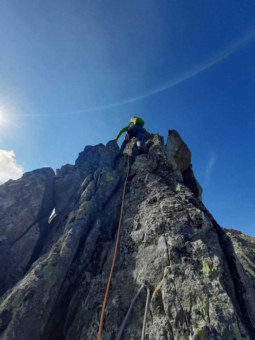 Cima dei Pozzi/Cresta Nord-est  - Matteo Bertolotti sale in direzione dell'Anticima