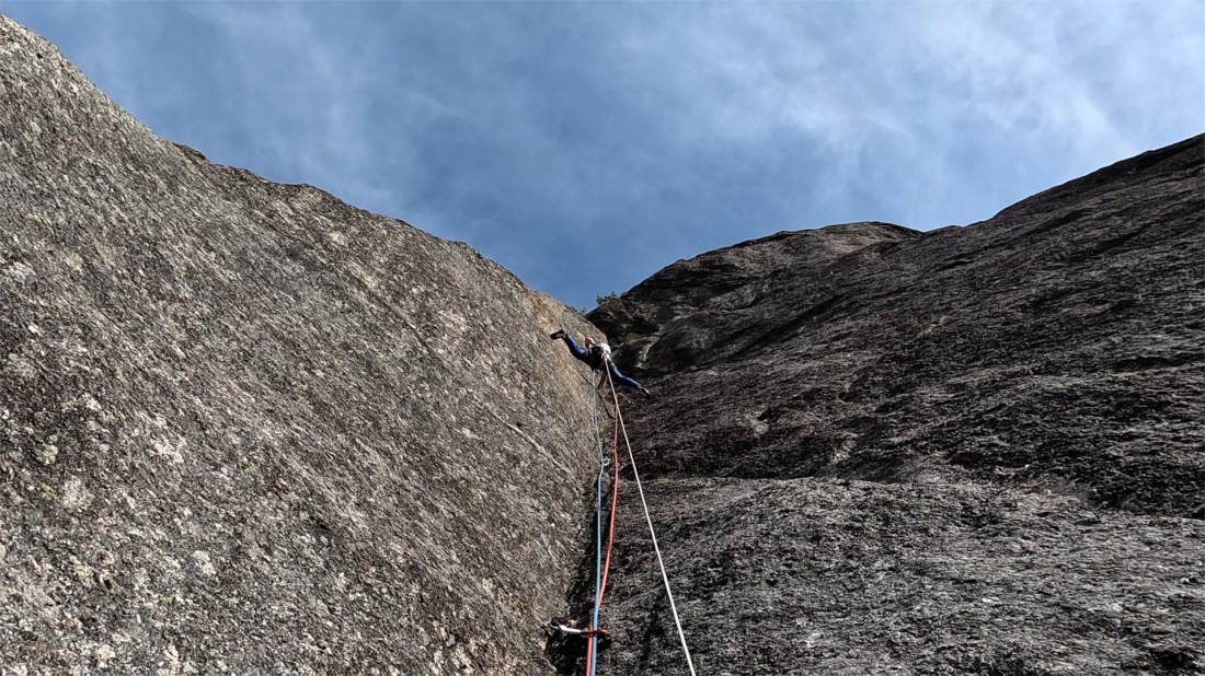 Val di Mello/Scoglio delle Metamorfosi - Via Viaggio nell'iperspazio - Luca Ducoli in arrampicata