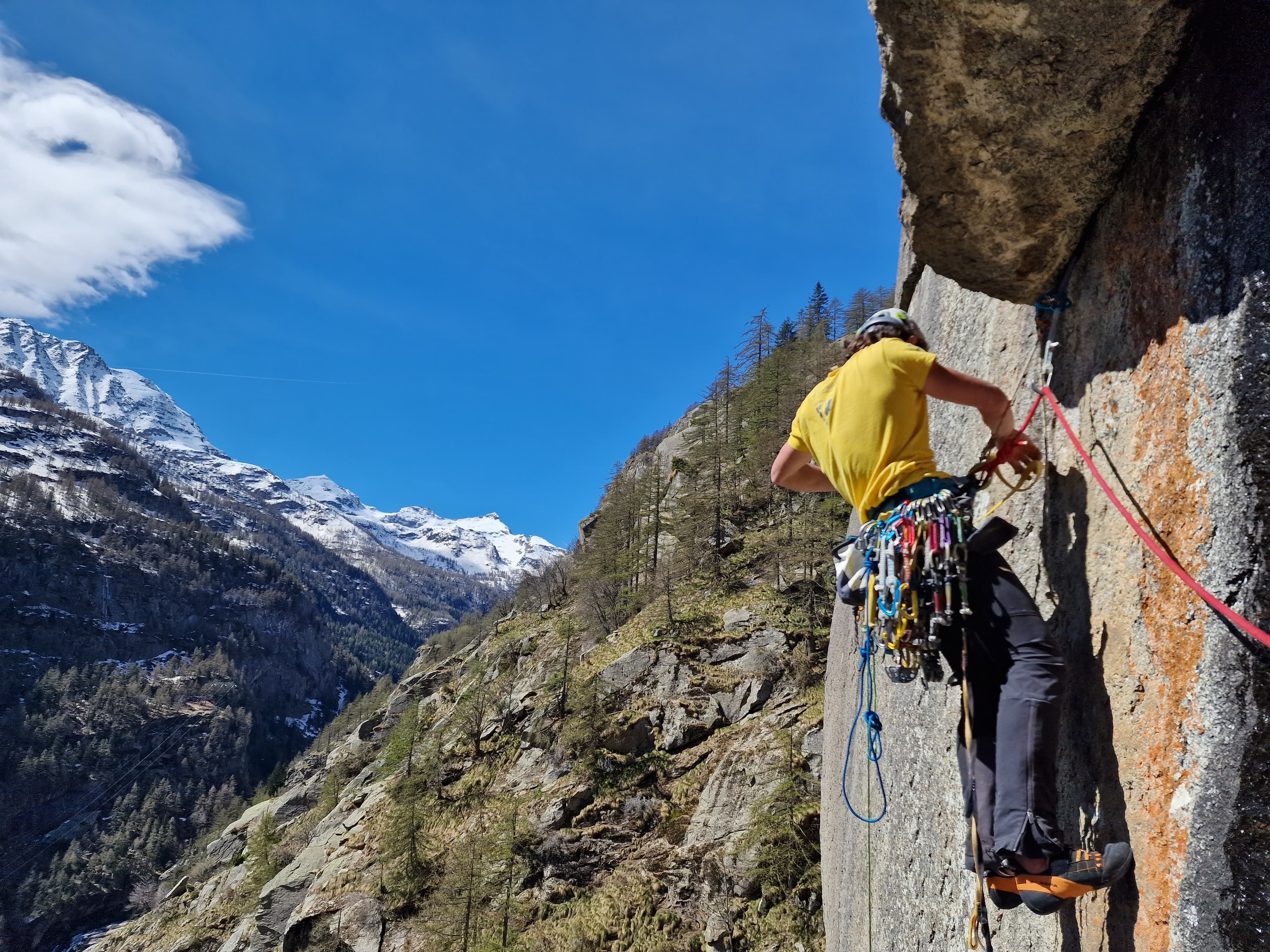 Valle dell'Orco/Caporal - Via Quel nuovo mattino - Matteo Della Bordella alle prese con l'artificiale