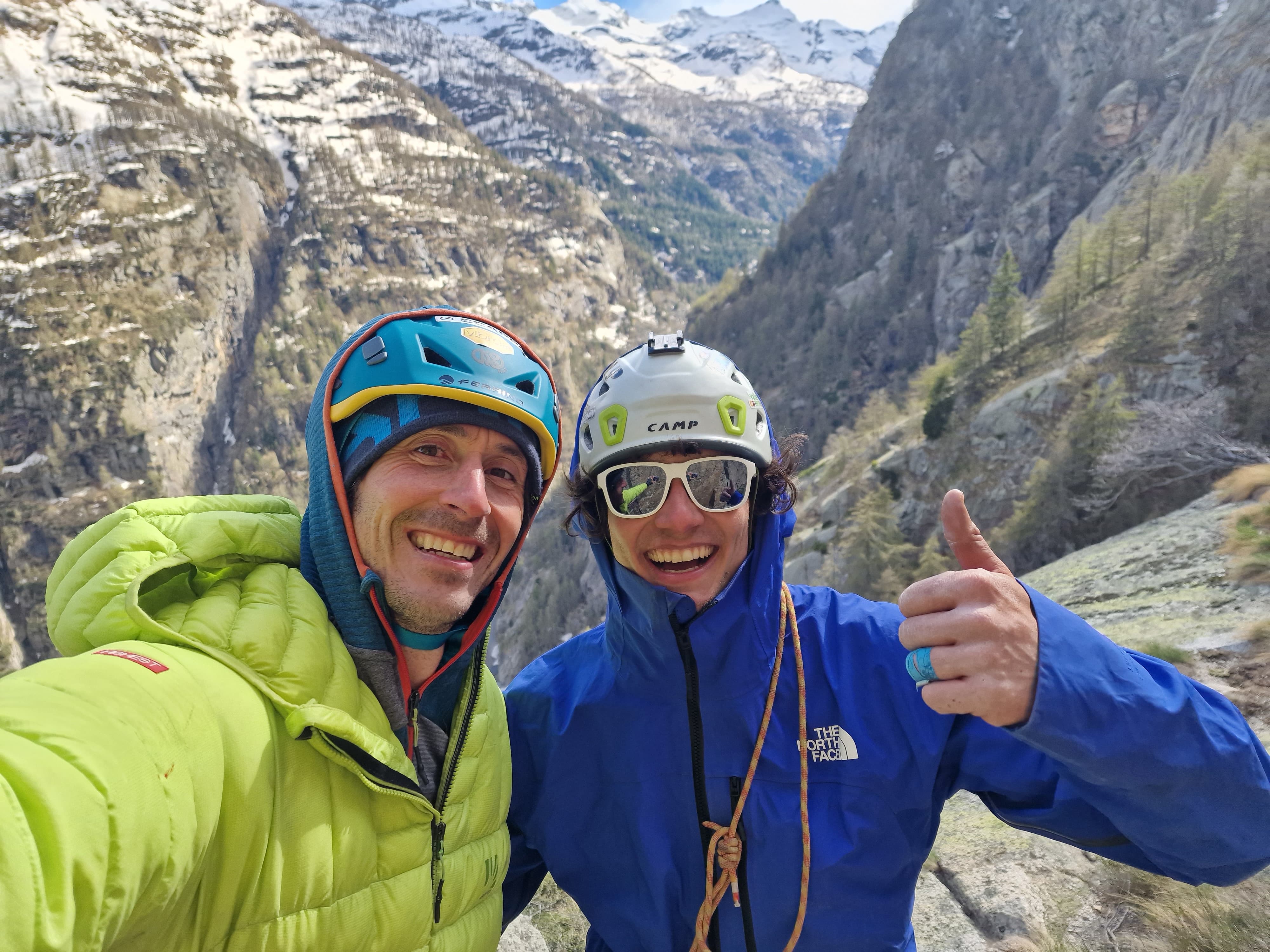 Matteo Della Bordella e Luca Ducoli al termine della via