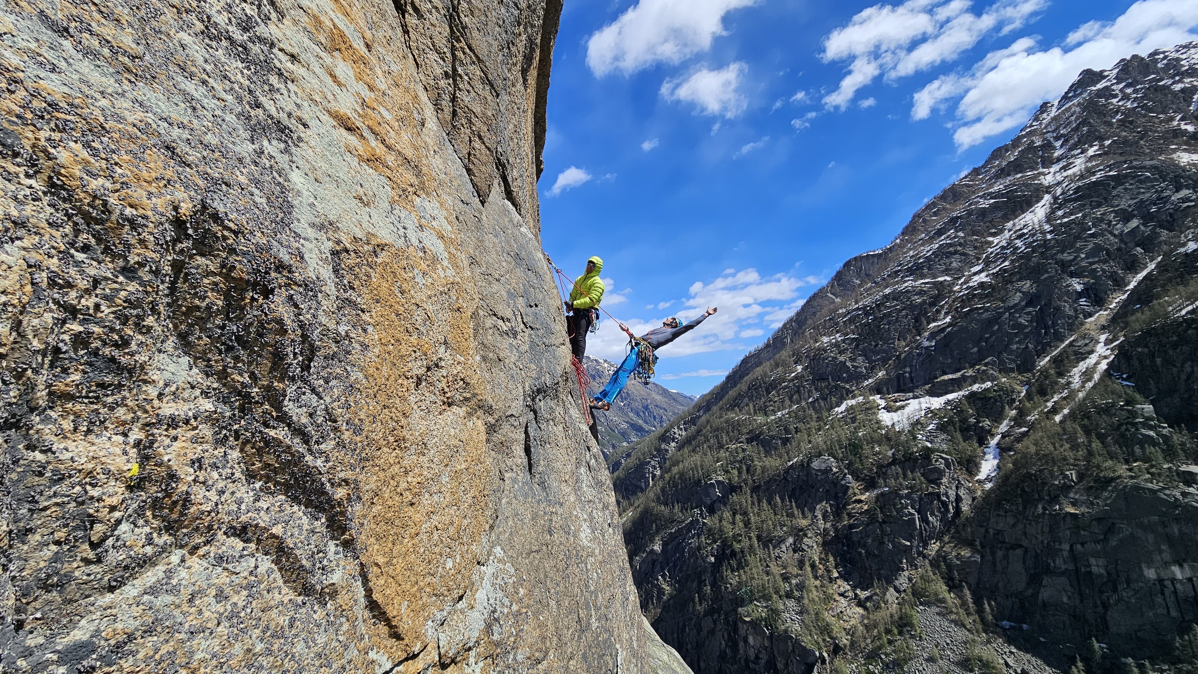 Valle dell'Orco/Caporal - Via Quel nuovo mattino - Matteo Della Bordella e Luca Ducoli in sosta